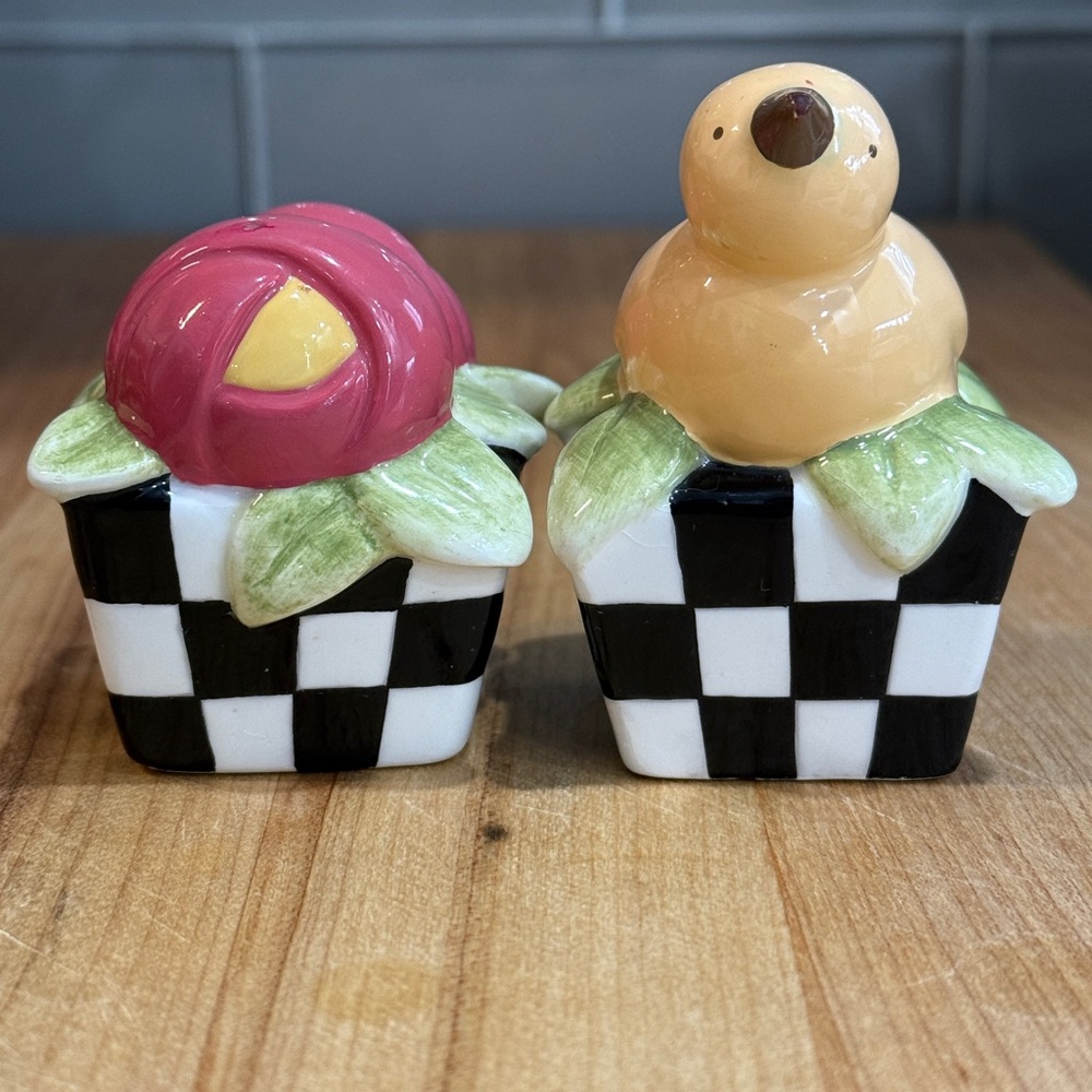 Mary Engelbreit Flowers & Chick ceramic salt and pepper shakers - Picture 1 of 11